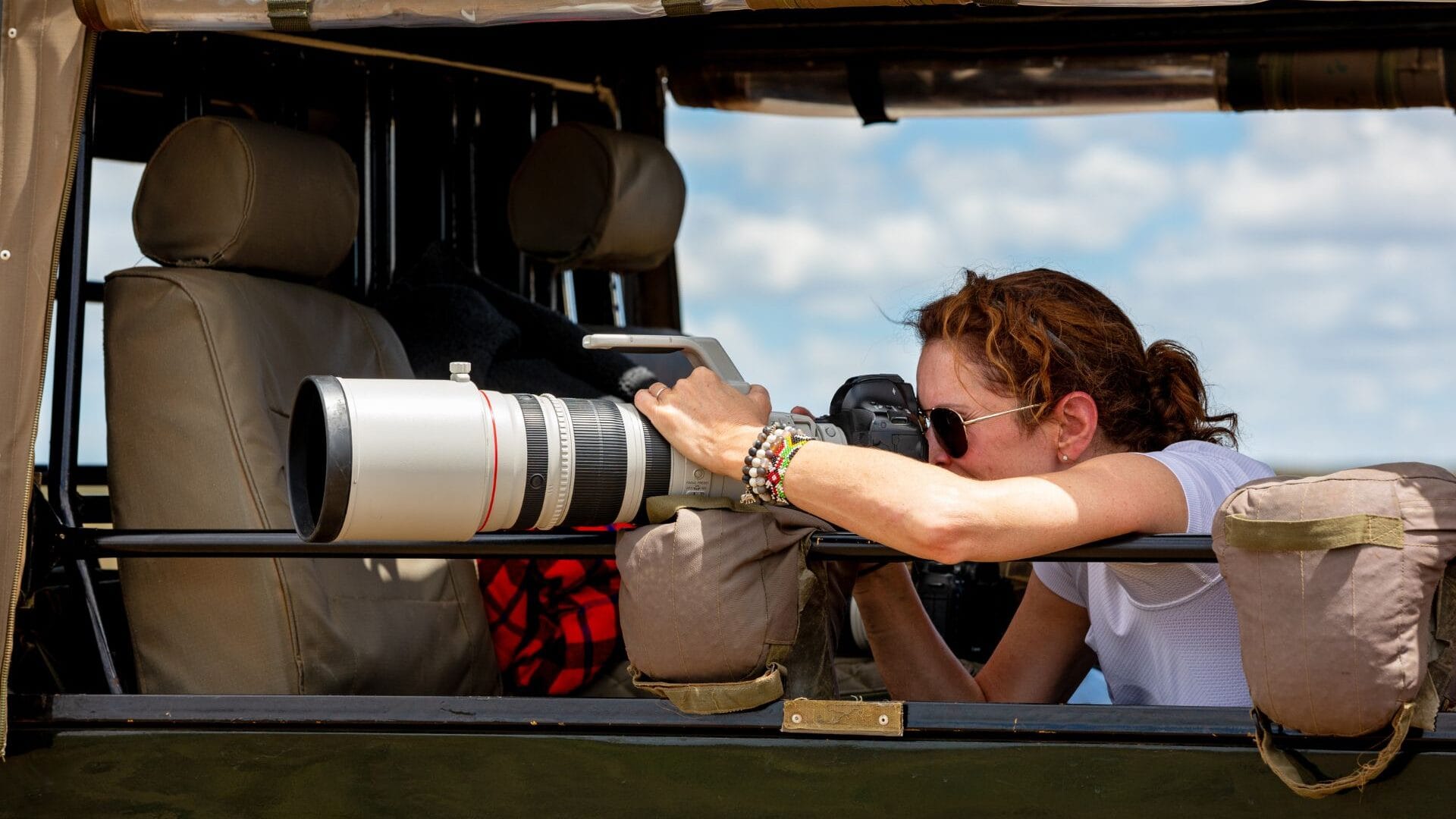 woman-on-photographic-safari-taking-pictures-1920x1080